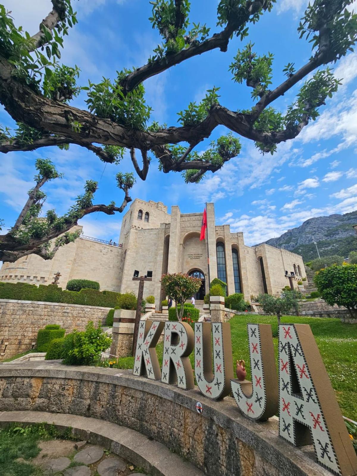 Castle - Inside,Voga Guesthause Hotell Krujë Eksteriør bilde